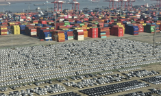Des voitures en attente d'exportation au terminal à conteneurs de Longtan du port de Nanjing, dans la province du Jiangsu, le 14 janvier 2026 en Chine  ( AFP / - )