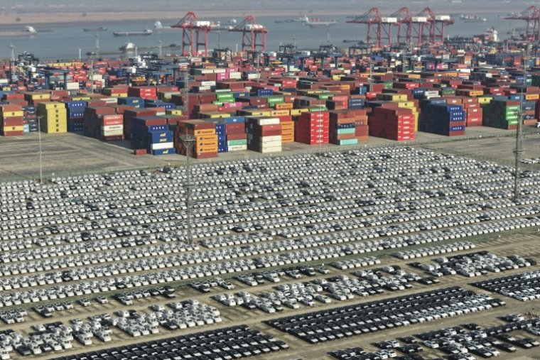 Des voitures en attente d'exportation au terminal à conteneurs de Longtan du port de Nanjing, dans la province du Jiangsu, le 14 janvier 2026 en Chine  ( AFP / - )