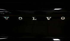 Un logo de Volvo est visible à l'intérieur d'un concessionnaire automobile à Nijmegen