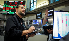 Des traders travaillent en salle des marchés de la Bourse de New York
