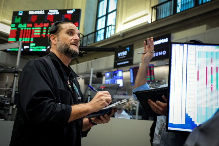Des traders travaillent en salle des marchés de la Bourse de New York