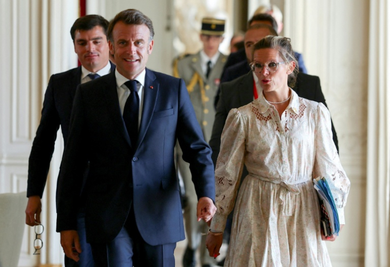 Le président Emmanuel Macron arrive à la table ronde sur l'IA lors du sommet "Choose France" à Versailles, le 19 mai 2025 ( POOL / Gonzalo Fuentes )