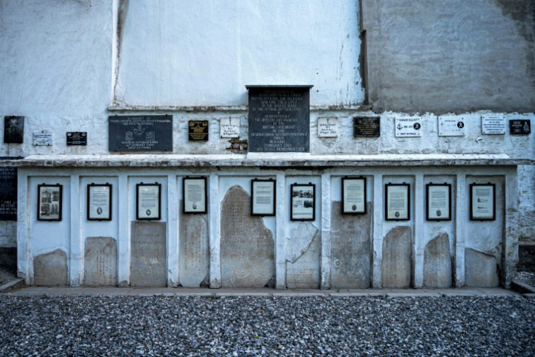 Des plaques portant les noms d'officiers et de soldats britanniques morts pendant les guerres anglo-afghanes aux XIXe et XXe siècles, au cimetière britannique de Kaboul, le 22 mai 2025 en Aghanistan ( AFP / Wakil KOHSAR )