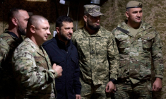 Le président ukrainien Volodymyr avec des militaires sur le front dans la région de Donetsk (est), le 18 septembre 2025 ( UKRAINIAN PRESIDENTIAL PRESS SERVICE / Handout )