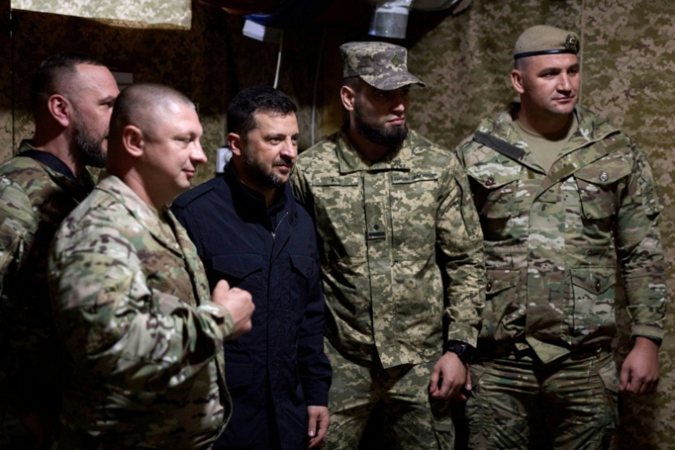 Le président ukrainien Volodymyr avec des militaires sur le front dans la région de Donetsk (est), le 18 septembre 2025 ( UKRAINIAN PRESIDENTIAL PRESS SERVICE / Handout )