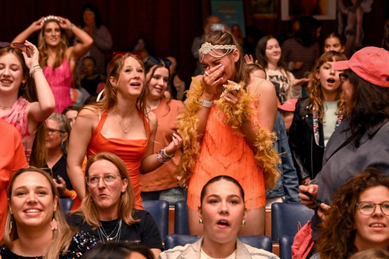 Des fans de Taylor Swift sont rassemblés à Melbourne (Australie) le 3 octobre 2025  pour écouter le dernier album de leur idole ( AFP / William WEST )