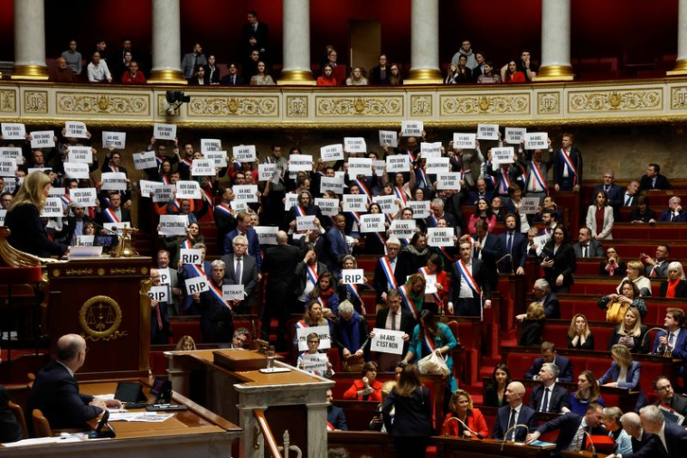 Vote de défiance sur la réforme des retraites à l'Assemblée nationale à Paris