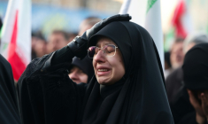 Une femme pleure la mort d'Ali Khamenei, sur une place de Téhéran le 1er mars 2026 ( AFP / ATTA KENARE )