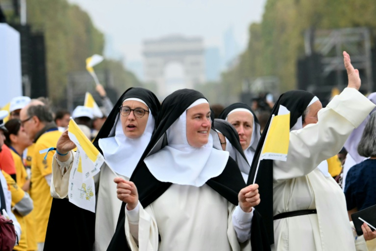 Des religieuses sur les Champs-Elysées avant la venue du pape Léon XIV pour une messe place de la Concorde, le 26 septembre 2026 Paris  ( AFP / Alberto PIZZOLI )