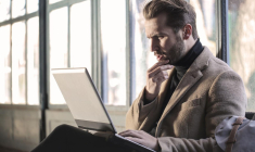 un homme s'interroge (Crédits: Unsplash - bruce mars)