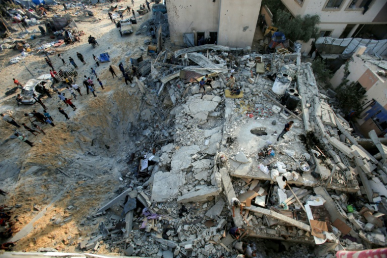 Un cratère dans le sol après un bombardement israélien à Khan Younès, dans le sud de la bande de Gaza, le 28 juillet 2025 ( AFP / - )