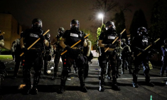 USA: TROUBLES PRÈS DE MINNEAPOLIS APRÈS QU'UN POLICIER A ABATTU UN HOMME NOIR