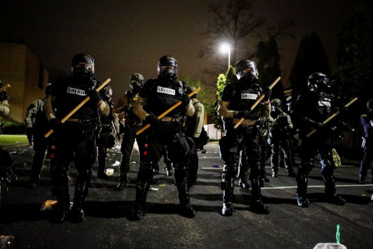 USA: TROUBLES PRÈS DE MINNEAPOLIS APRÈS QU'UN POLICIER A ABATTU UN HOMME NOIR