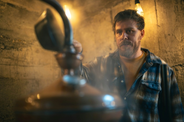 Ivan Lakatos, petit producteur de gin, travaille au processus de distillation dans sa distillerie de gin au village de Belegis, près de Stara Pazova, le 28 mars 2026 en Serbie ( AFP / Andrej ISAKOVIC )