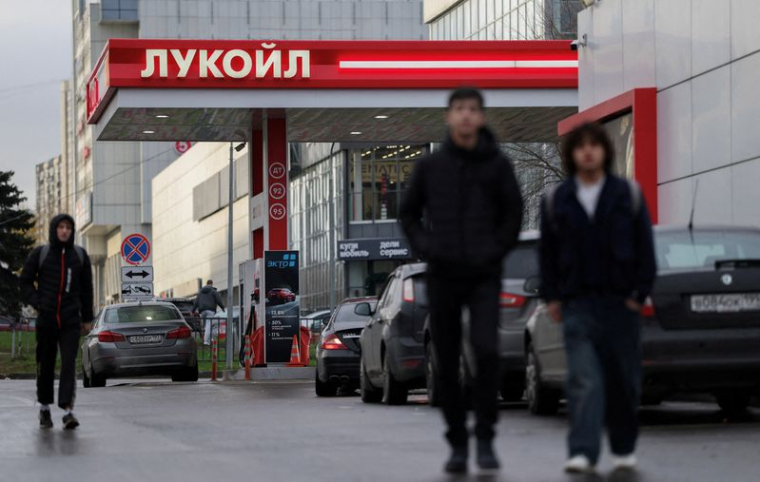 PHOTO DE FICHIER : Une station-service Lukoil à Moscou