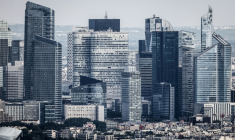 Photo du quartier de La Défense prise depuis la Tour Montparnasse à Paris le 14 juillet 2025  ( AFP / Thibaud MORITZ )