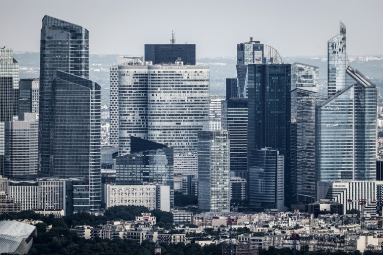 Photo du quartier de La Défense prise depuis la Tour Montparnasse à Paris le 14 juillet 2025  ( AFP / Thibaud MORITZ )