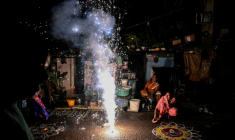 Des femmes allument des feux d'artifice lors des célébrations à l'occasion de Diwali, la fête hindoue des lumières, à New Delhi le 20 octobre 2025. ( AFP / Sajjad HUSSAIN )
