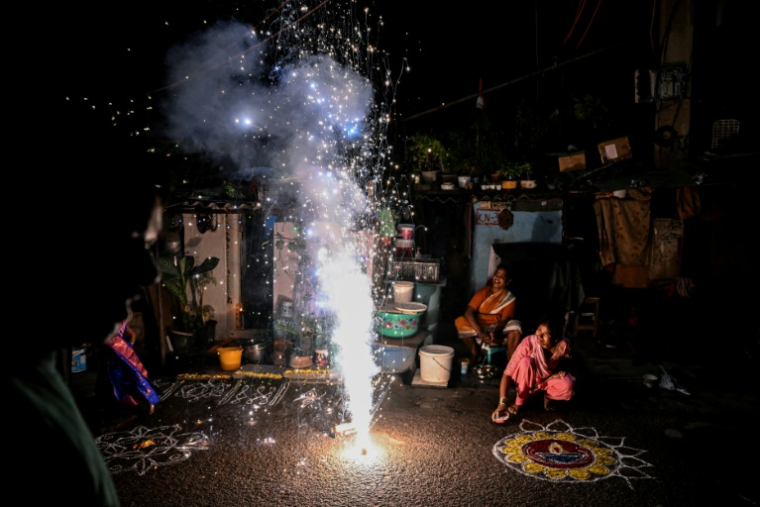 Des feux d'artifc$es allumés lors des célébrations de Diwali, la fête hindoue des lumières, le 20 octobre 2025 à New Delhi, en Inde ( AFP / Sajjad HUSSAIN )