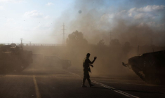 Un soldat israélien dirige un véhicule militaire près de la frontière entre Israël et la bande de Gaza