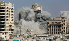 La tour d'habitation al-Ruya à Gaza-City s'effondre après un bombardement israélien le 8 septembre 2025. ( AFP / Omar AL-QATTAA )