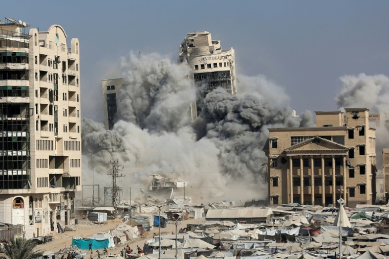 La tour d'habitation al-Ruya à Gaza-City s'effondre après un bombardement israélien le 8 septembre 2025. ( AFP / Omar AL-QATTAA )