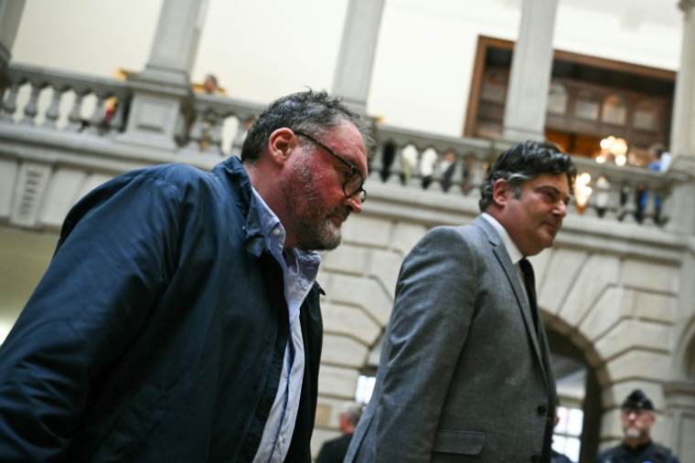 Frédéric Péchier (G) et son avocat Randall Schwerdorffer au tribunal judiciaire de Besançon, le 8 septembre 2025 ( AFP / SEBASTIEN BOZON )