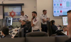 Des secouristes au centre de répartition national du Magen David Adom, l'équivalent israélien de la Croix-Rouge, le 5 mars 2026 à Ramla, en Israël ( AFP / Ilia YEFIMOVICH )