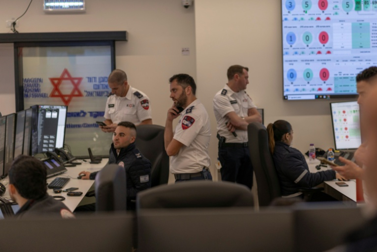 Des secouristes au centre de répartition national du Magen David Adom, l'équivalent israélien de la Croix-Rouge, le 5 mars 2026 à Ramla, en Israël ( AFP / Ilia YEFIMOVICH )