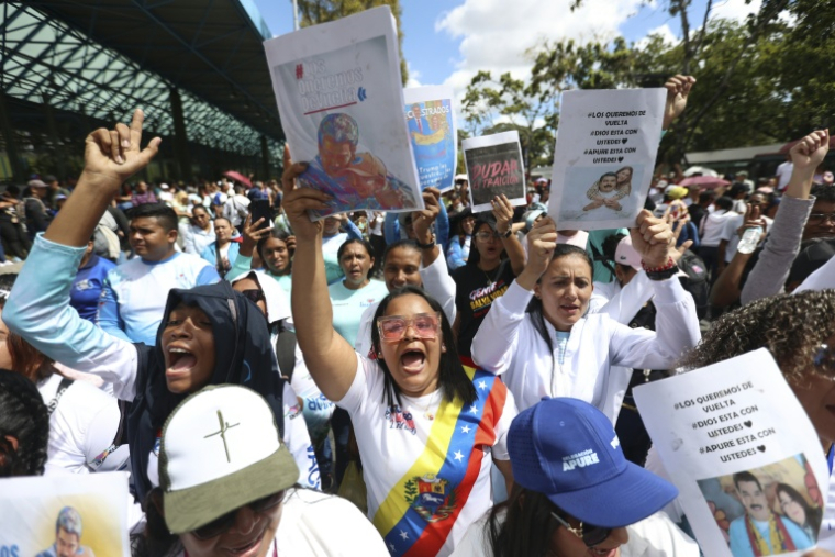 Des partisans du président vénézuélien déchu, Nicolas Maduro, participent à une manifestation devant le siège de l'ONU à Caracas pour exiger sa libération, le 22 janvier 2026 ( AFP / Pedro MATTEY )