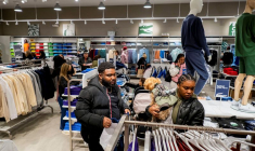 Des clients dans un centre commercial aux Etats-Unis