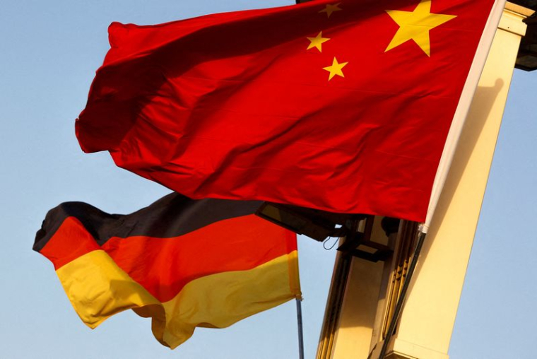 Photo d'archives : Les drapeaux nationaux allemand et chinois flottent sur la place Tiananmen à Pékin