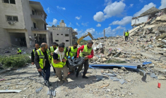 Des secouristes tirent un corps des décombres, après une frappe israélienne sur le village libanais de Qana (sud), le 12 avril 2026 ( AFP / Kawnat HAJU )