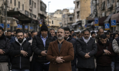 Des fidèles musulmans assistent à la prière matinale de l'Aïd el-Fitr dans la rue Salah al-Din, après que la police les a empêchés de s'approcher des remparts de la vieille ville de Jérusalem, le 20 mars 2026 ( AFP / JOHN WESSELS )