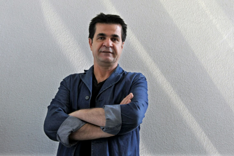 Le cinéaste iranien Jafar Panahi pose le 30 août 2010 pour une interview avec l'AFP à Téhéran ( AFP / Atta KENARE )