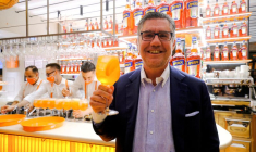 CAMPARI VEUT OUVRIR DES BARS POUR AIGUISER LES ENVIES D'APÉRITIF