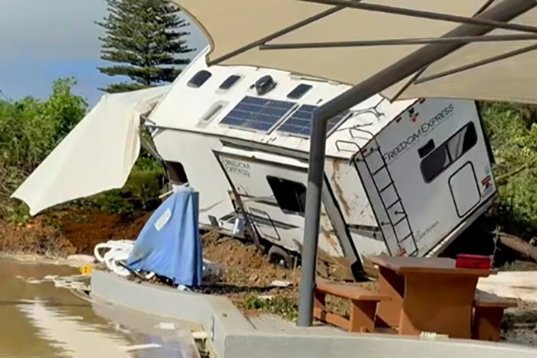 Les conséquences d'un glissement de terrain sur un camping à Mount Maunganui en Nouvelle-Zélande le 22 janvier 2026 ( Courtesy of Facebook user Dion Siluch / Handout )