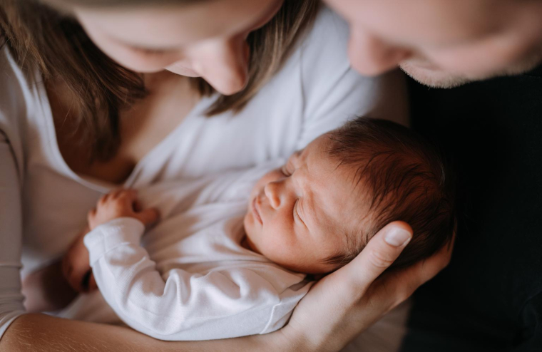 Depuis le 1er juillet 2026, le congé supplémentaire de naissance peut ouvrir droit à un trimestre de retraite dès 58 jours indemnisés. ( crédit photo : Getty Images )