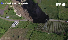 Indonésie: un gouffre de 100m de profondeur engloutit inexorablement terres et routes