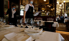 Serveurs dans une salle du restaurant Au Petit Riche à Paris