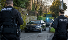 Des policiers en faction à l'arrivée d'un convoi à la résidence de l'ambassadeur d'Oman à Genève, le 26 février 2026, pour une nouvelle série de pourparlers entre les États-Unis et l'Iran concernant le programme nucléaire iranien ( AFP / Fabrice COFFRINI )