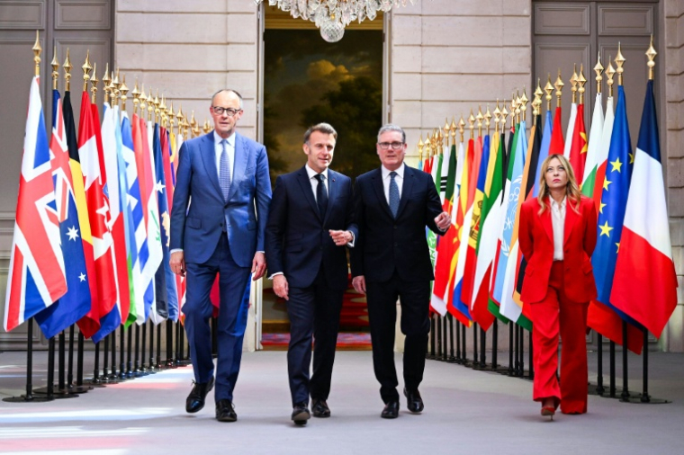 (g-d) Le chancelier allemand Friedrich Merz, le président français Emmanuel Macron, le Premier ministre britannique Keir Starmer et la Première ministre italienne Giorgia Meloni arrivent pour une conférence de presse à l'issue d'un sommet international sur le détroit d'Ormuz à l'Élysée, le 17 avril 2026 à Paris ( POOL / Jeanne ACCORSINI )