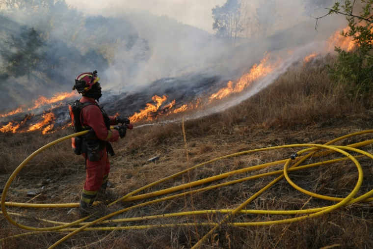 Un membre de l'Unité militaire d'urgence (UME) déployée contre un feu de forêt, à Garaño, dans le nord-ouest de l'Espagne, le 25 août 2025 ( AFP / Cesar MANSO )