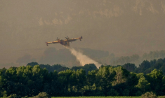 Un Canadair CL-415 de la Sécurité civile largue du retardant sur un feu de forêt à Pouzols-Minervois, le 1er juillet 2026 dans l'Aude ( AFP / Idriss Bigou-Gilles )