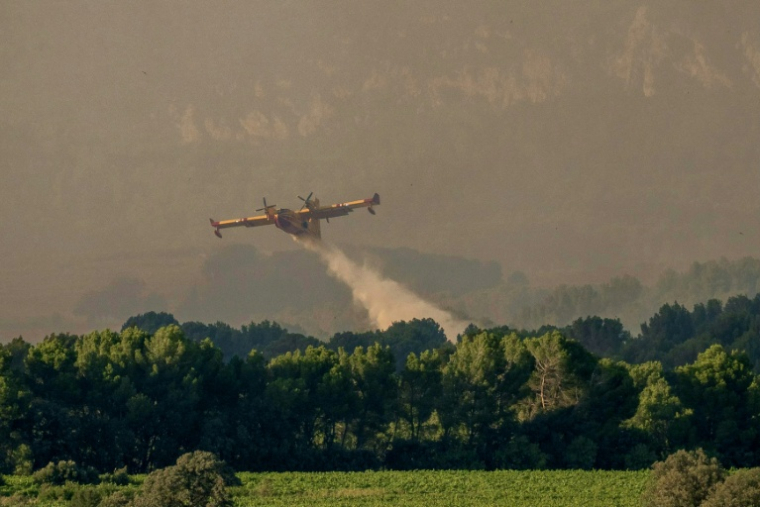 Un Canadair CL-415 de la Sécurité civile largue du retardant sur un feu de forêt à Pouzols-Minervois, le 1er juillet 2026 dans l'Aude ( AFP / Idriss Bigou-Gilles )