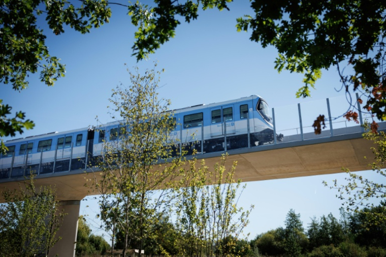 Une rame de métro de la future ligne 18 du Grand Paris Express, en essai sur la portion comprise entre les gares de Massy-Palaiseau et Christ de Saclay, le 4 septembre 2026. ( AFP / SIMON WOHLFAHRT )