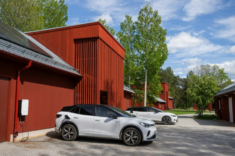 Des voitures électriques en charge dans une copropriété de Hudiksvall, en Suède, le 28 mai 2026 ( AFP / Jonathan NACKSTRAND )