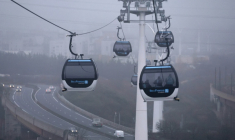 Mise en service du premier téléphérique urbain d'Île-de-France reliant la station Pointe-du-Lac, à Créteil, à la station Villa-Nova, à Villeneuve-Saint-Georges, dans le Val-de-Marne, le 13 décembre 2025 ( AFP / Thomas SAMSON )
