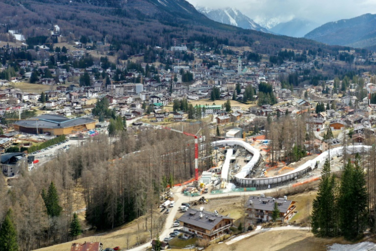 Vue aérienne du chantier de la piste de bobsleigh, luge et skeleton, des JO-2026 de Milan Cortina prise le 25 mars 2025 ( AFP / Andrea BERNARDI )