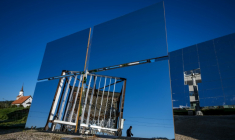 Des miroirs de fours à concentration solaire de l'entreprise Panatère, à La Chaux-de-Fonds, en Suisse, le 2 octobre 2025  ( AFP / Fabrice COFFRINI )
